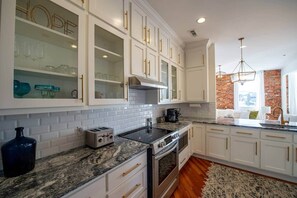 Kjøleskap, mikrobølgeovn, ovn og oppvaskmaskin