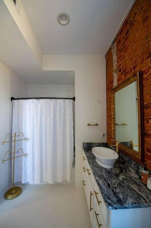 Hair dryer - The Nest Above - Sparrow Suite (Seneca)