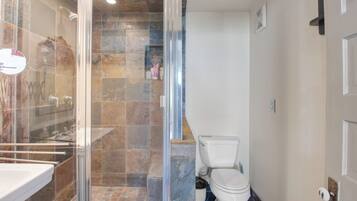 Een douche, handdoeken, zeep, toiletpapier