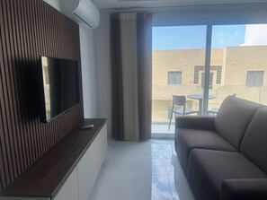Smart TV - Stylish One-Bedroom Apartment with Balcony & Sea Views (San Pawl il-Baħar)