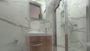 Doccia, asciugacapelli, asciugamani, sapone