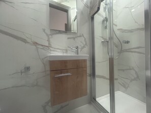 Shower, hair dryer, towels, soap - Stylish One-Bedroom Apartment with Balcony & Sea Views (San Pawl il-Baħar)