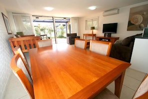 Dining - Byron Bay Beachfront Apartments (Byron Bay)