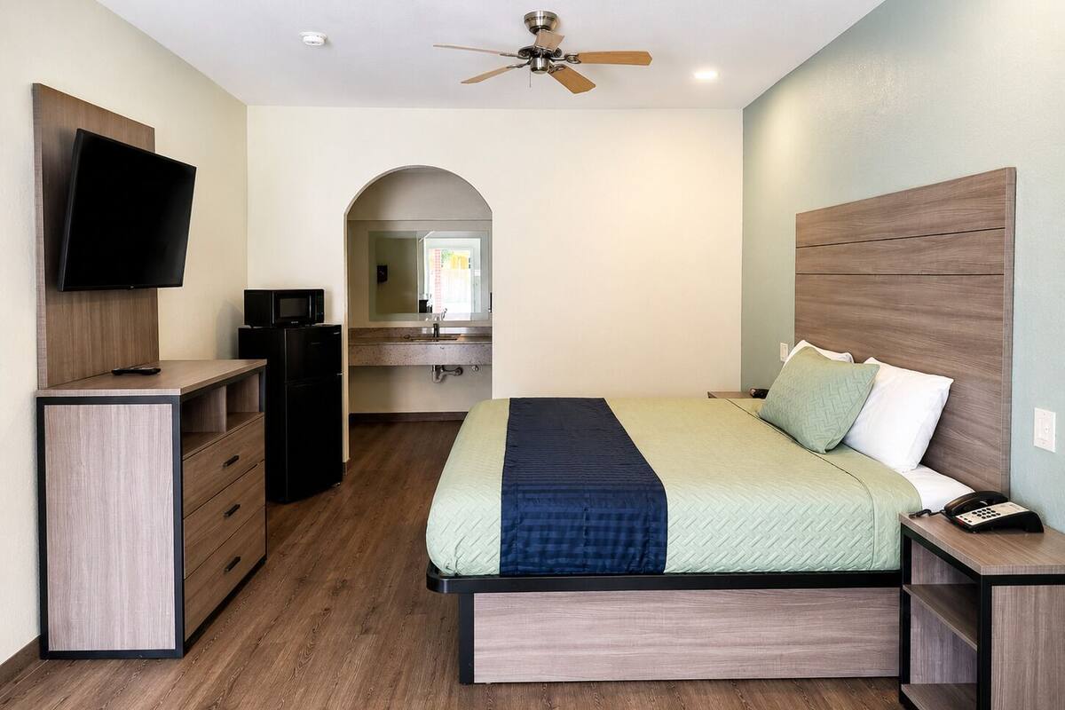Standard Single Room | Desk, laptop workspace, WiFi (free), bed sheets