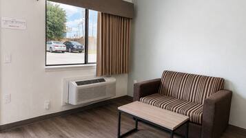 Standard-Doppelzimmer | Wohnbereich | 50-Zoll-LED-Fernseher mit Digitalempfang