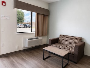 Standard Double Room | Living area | 50-inch LED TV with digital channels - GARDEN SUITES (Houston)