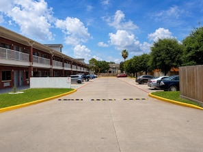 Free self parking - GARDEN SUITES (Houston)