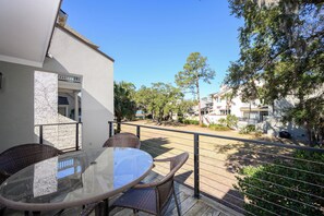 Outdoor dining - 6 Mizzenmast - Renovated-Sea Pines home steps from Harbor Town Golf Club (Hilton Head Island)