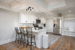 Fridge, microwave, oven, stovetop - 6 Mizzenmast - Renovated-Sea Pines home steps from Harbor Town Golf Club (Hilton Head Island)