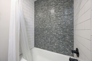 Douche, sèche-cheveux, serviettes fournies