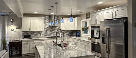 Réfrigérateur, four à micro-ondes, un four, surface de cuisson