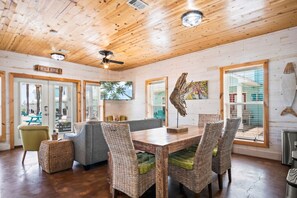Dining - La Concha Cottage Near the Ocean (Port Aransas)