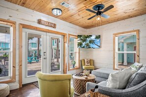 TV - La Concha Cottage Near the Ocean (Port Aransas)