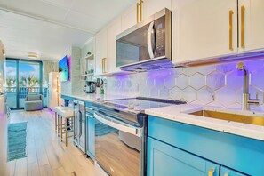 Fridge, microwave, oven, stovetop - Wow Amazing Direct Modern Oceanfront w Fireplace/Best view at top resort (Myrtle Beach)