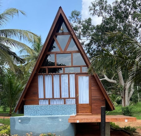 Exterior. Gimanhala Tissawawa