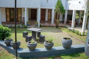 Unclassified image, 2 of 11, button - Gimanhala Tissawawa (Anuradhapura)