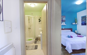 A hotel room with a shower, toilet, and bed. - Cozy Flat in Central Umag (Umag)