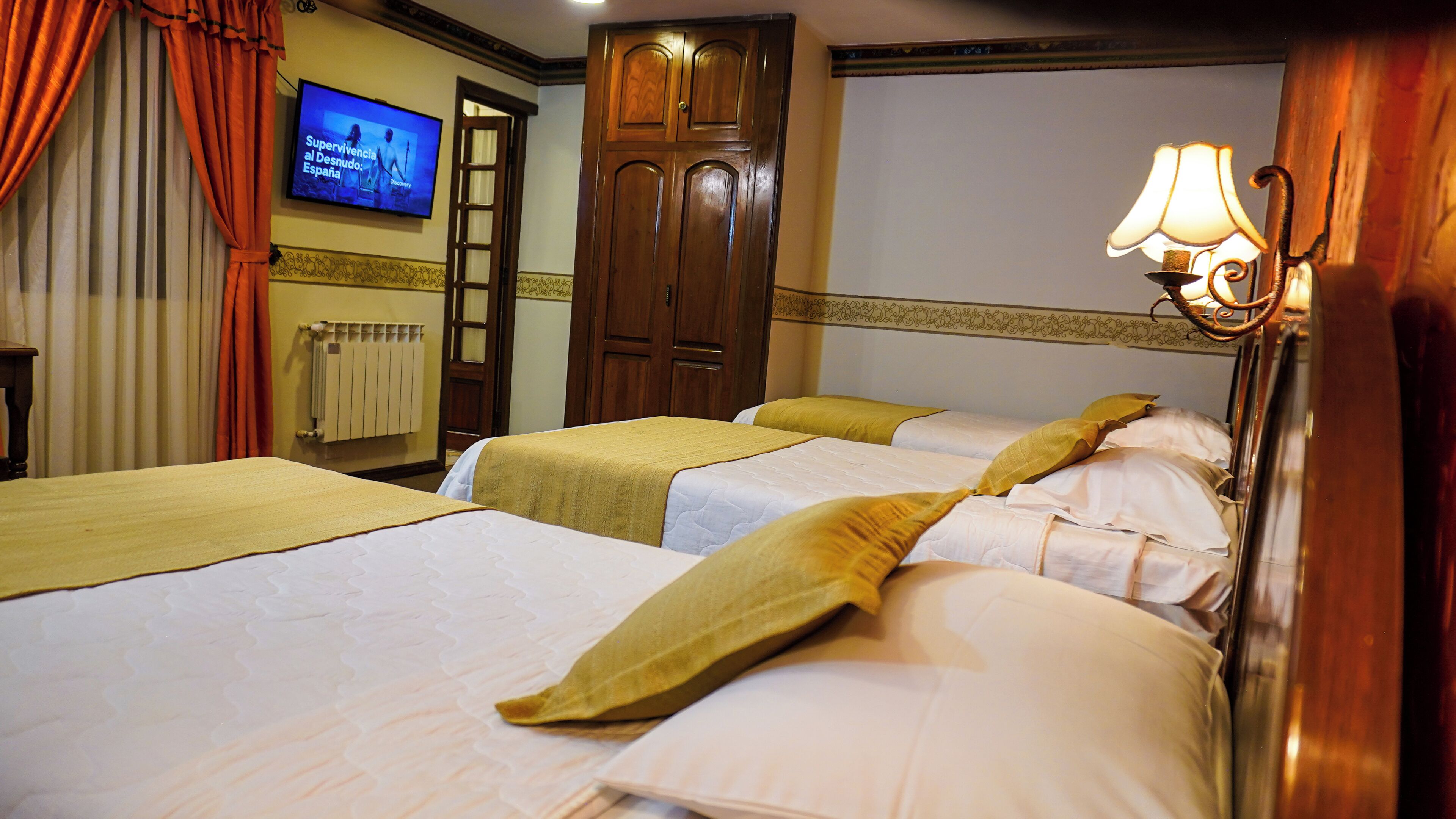 Habitación triple superior | Escritorio, espacio para trabajar con laptop y insonorización 