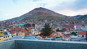 A densely packed urban area with a prominent mountain in the background. - Hostal Cerro Rico (Potosi)