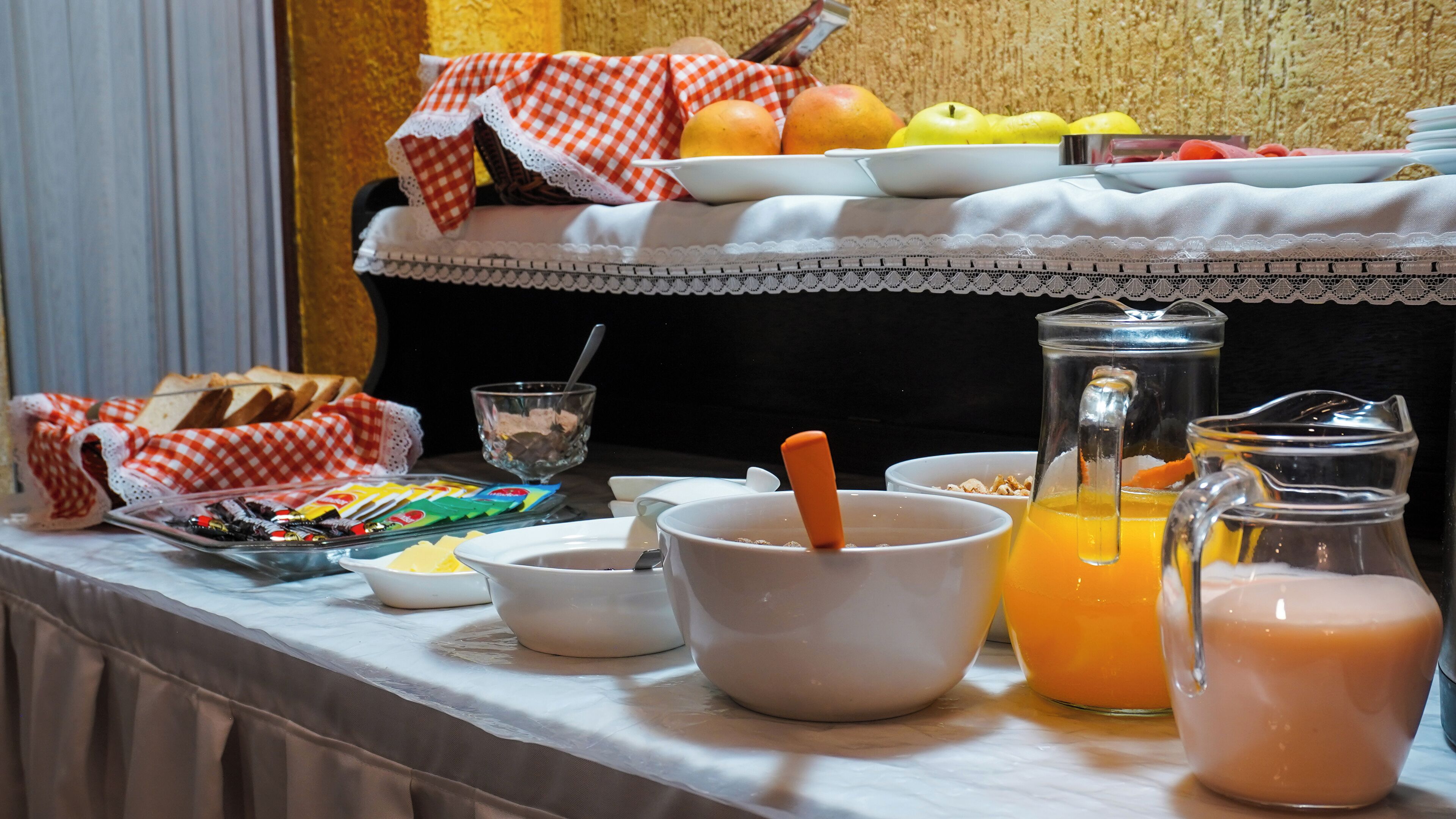 Een ontbijtbuffet met diverse gerechten en drankjes.