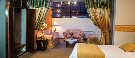 Suíte executiva, banheiro privativo | Escrivaninha, espaço de trabalho para notebook, quartos à prova de som