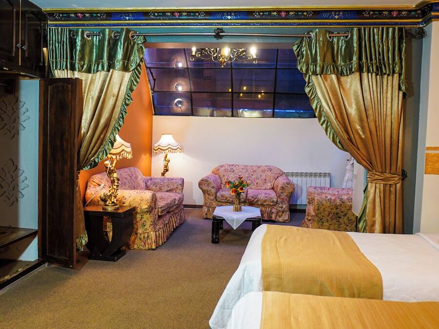 Escritorio y espacio para trabajar con laptop