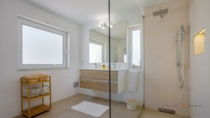 Shower, hair dryer, towels - Greice Homes - Villa Carob Tree (Almancil)