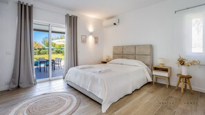 4 bedrooms, iron/ironing board, free WiFi, bed sheets - Greice Homes - Villa Carob Tree (Almancil)