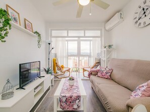 TV - Cubo's Mendoza Seaview Malaga Apartment / Beachfront / Urban / Free Wi-Fi (Málaga)