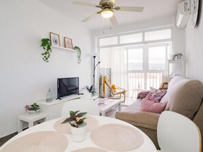TV - Cubo's Mendoza Seaview Malaga Apartment / Beachfront / Urban / Free Wi-Fi (Málaga)