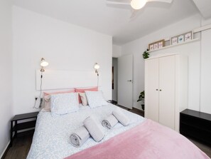 2 bedrooms, iron/ironing board, free WiFi, bed sheets - Cubo's Mendoza Seaview Malaga Apartment / Beachfront / Urban / Free Wi-Fi (Málaga)