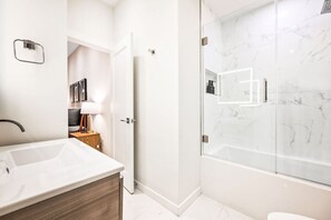 Shower, hair dryer - Garden level apt walk to Convention Center sleeps4 (Washington)