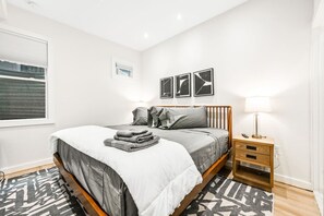1 bedroom, desk, iron/ironing board, free WiFi - Garden level apt walk to Convention Center sleeps4 (Washington)