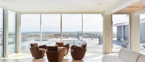 Smart TV, fireplace, stereo