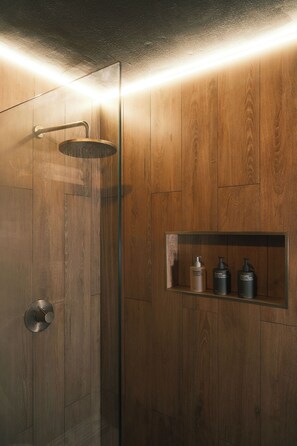 Shower, hair dryer, towels, soap - Boutique River Cabin · Infrared Sauna · Hot Tub (Gold Bar)