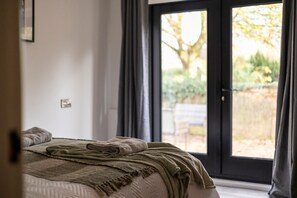 5 bedrooms, iron/ironing board, free WiFi, bed sheets