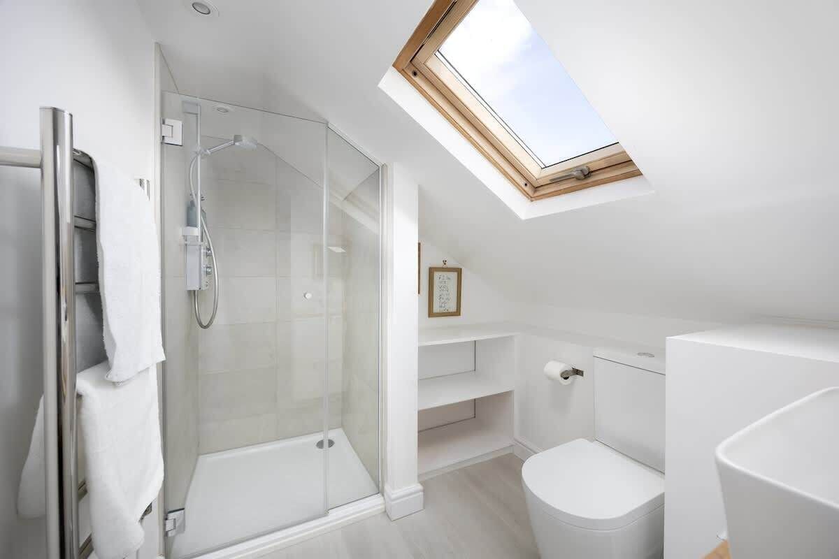 Shower, hair dryer, towels, shampoo