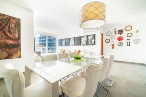 Condo Deluxe, balcón | Comedor