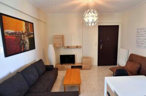 Living area - Neat, modern apartment 7min walk to the beach (Kalamata)