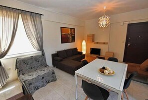 Living area - Neat, modern apartment 7min walk to the beach (Kalamata)