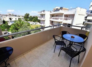 Outdoor dining - Neat, modern apartment 7min walk to the beach (Kalamata)