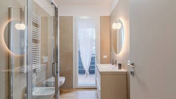 Estúdio, sacada | Banheiro | Chuveiro, produtos de toalete grátis, toalhas de banho, sabonete