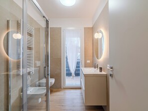 Studio, Balkon | Badezimmer