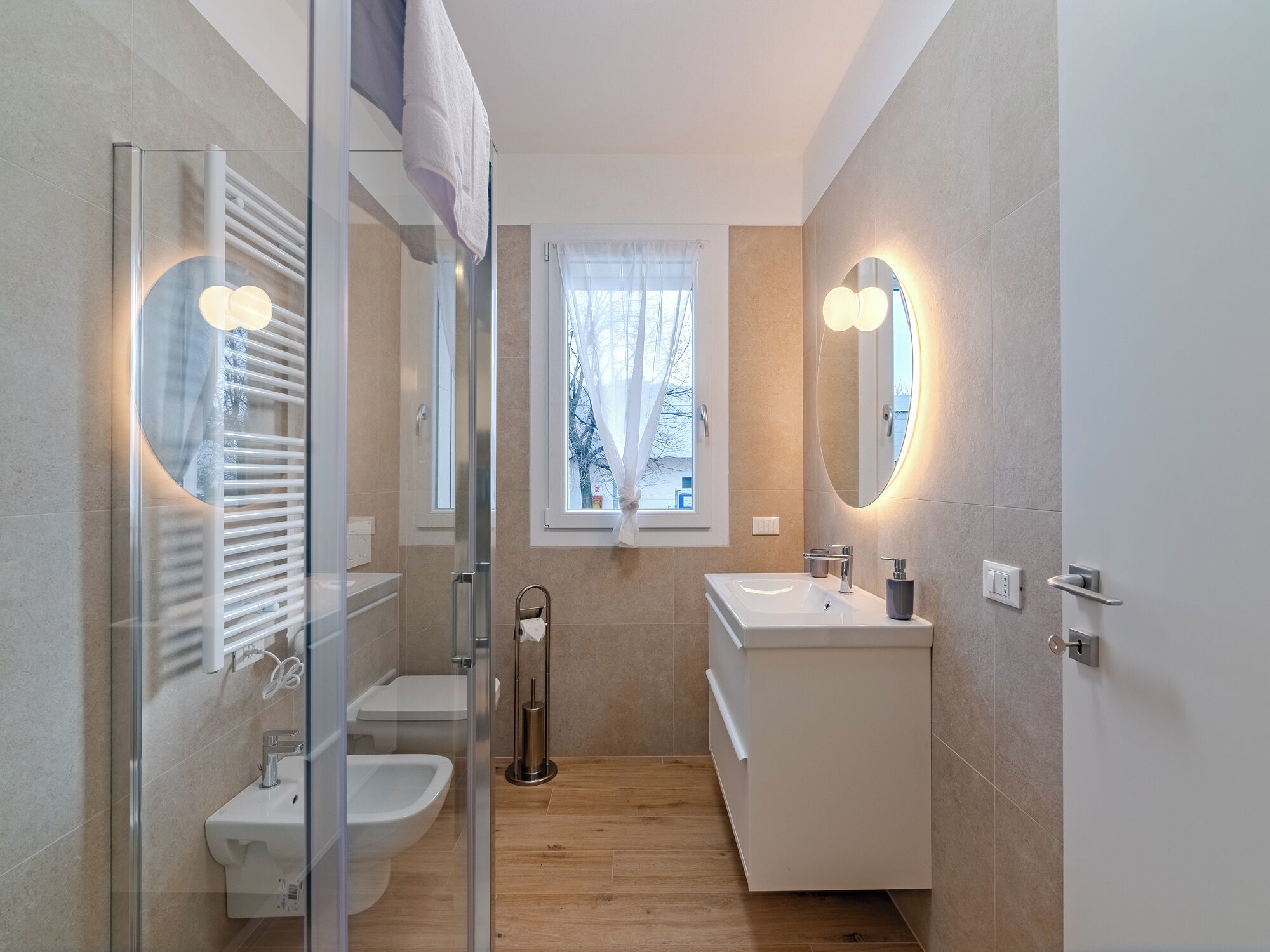 Studio, Balkon | Badezimmer