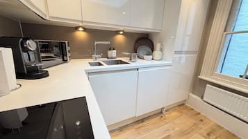 Deluxe Apartment, 3 Bedrooms | Private kitchen