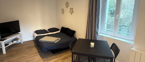 1 bedroom, bed sheets