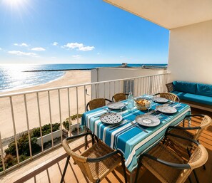 Outdoor dining - Mare Nostrum • Family Escape Facing the Sea (MAUGUIO CARNON)