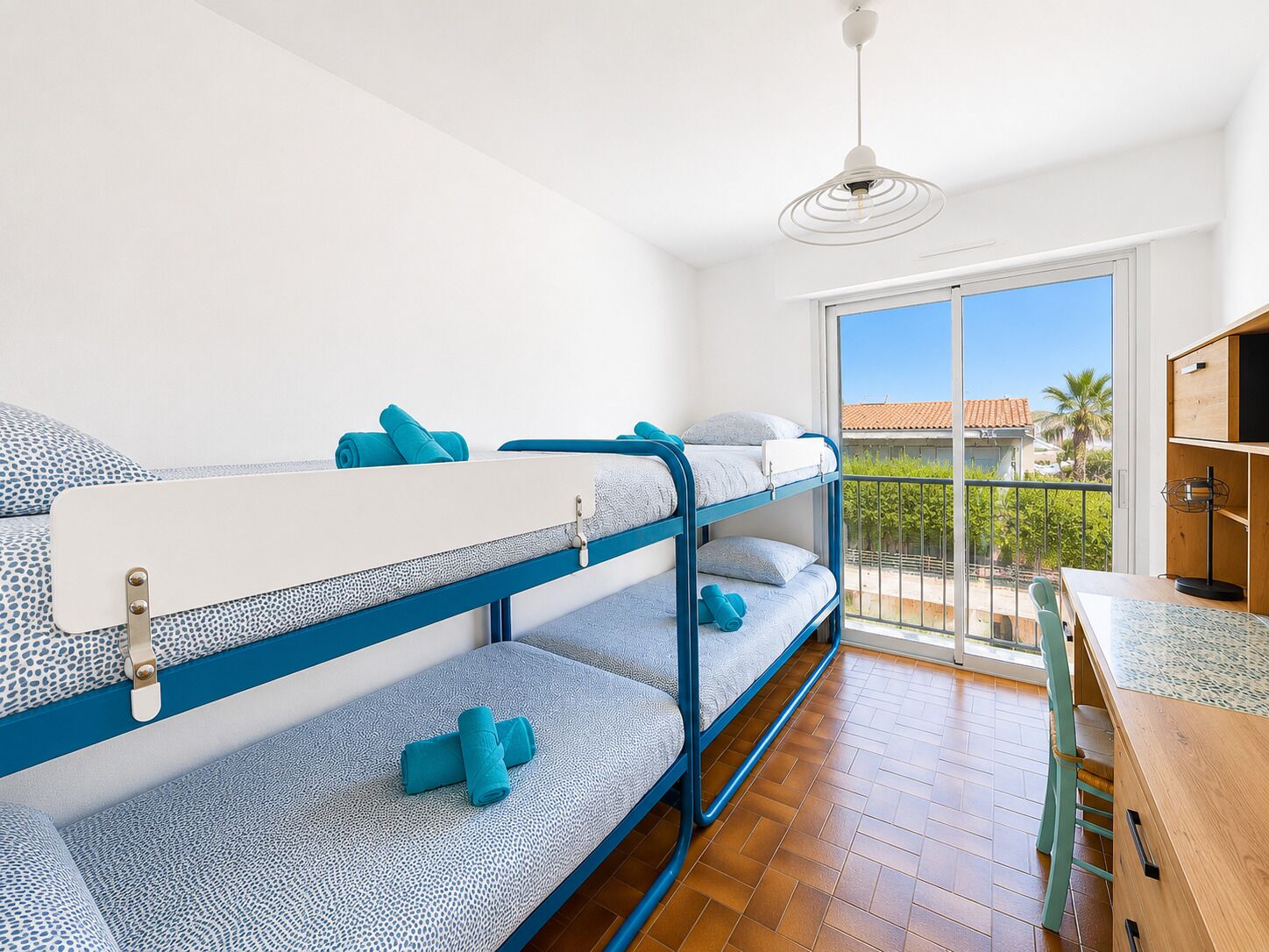 2 habitaciones, escritorio, tabla de planchar con plancha y wifi gratis 