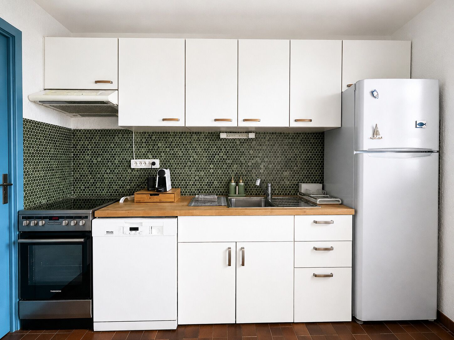 Refrigerador, microondas, horno, placa de cocina