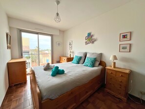 2 bedrooms, desk, iron/ironing board, free WiFi